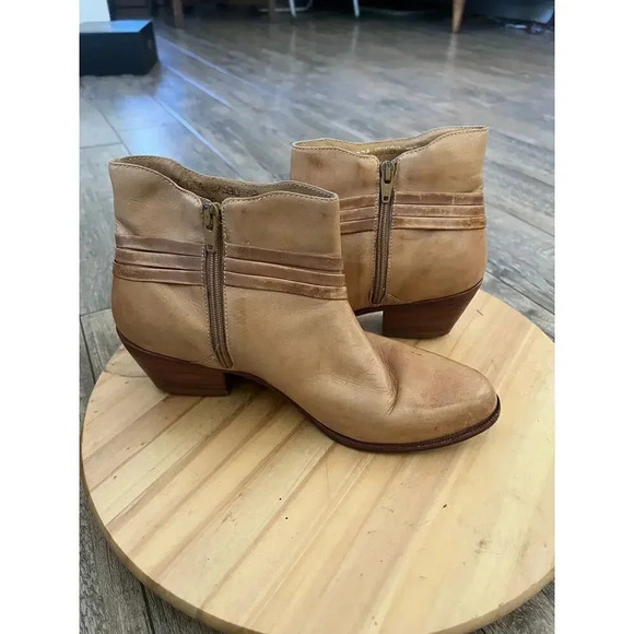 Women's Tan Chelsea Wheat Color Leather Suede Ankle Boots Size 7 - Picture 3 of 5